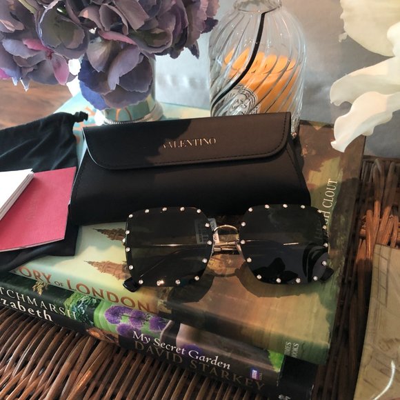 ✨ NEW Valentino Embellished Crystal Square Sunglasses in Black & Gold - Picture 6 of 9